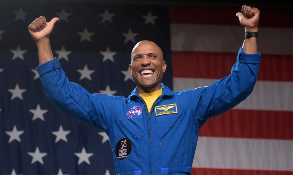 Victor Glover während einer NASA-Veranstaltung, bei der bekannt gegeben wurde, dass er der ersten Mission zur Internationalen Raumstation an Bord des SpaceXs Crew Dragon am Freitag, dem 3. August 2018 im Johnsons Center der NASAs in Houston, Texas, zugewiesen wurde | Quelle: Getty Images