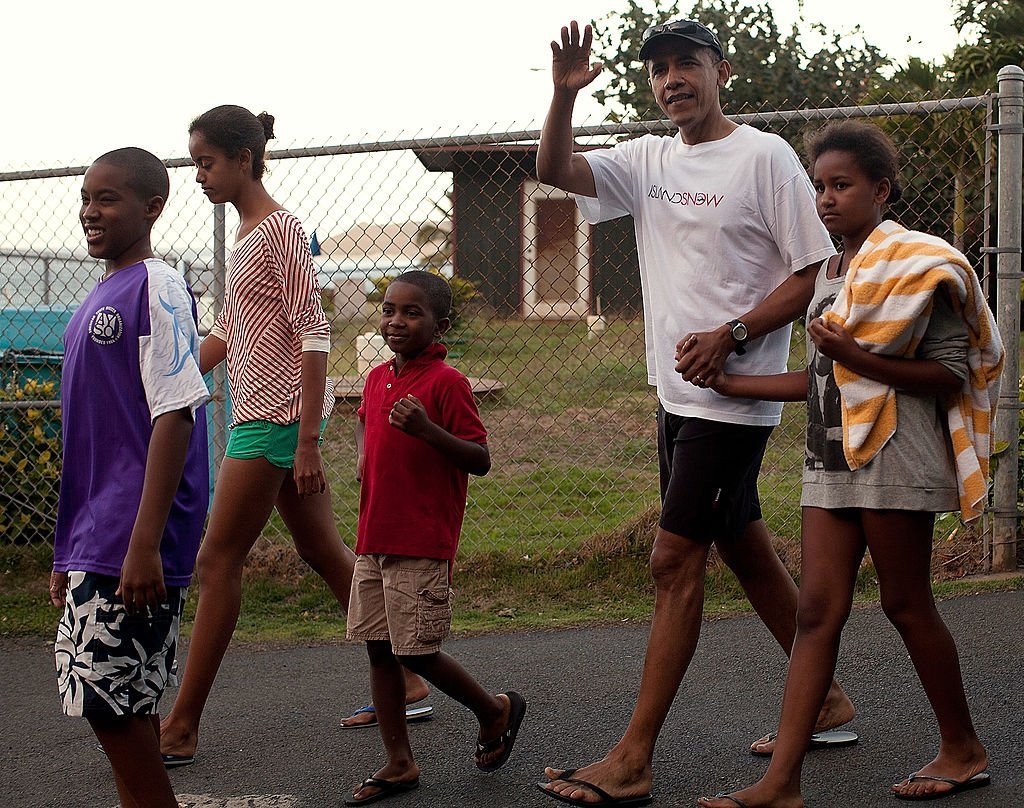 Barack Obama holds hands with his daughter, Sasha, as they walk with friends at Sea Life Park on December 27, 2011 in Honolulu, Hawaii. | Photo: GettyImages