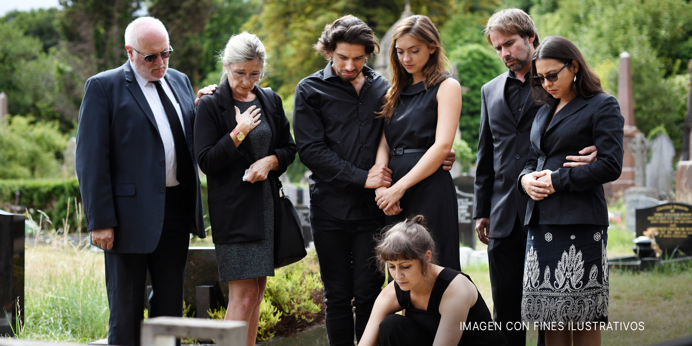 Familia en el cementerio | Foto: Shutterstock