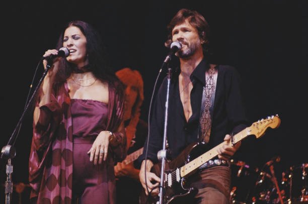 Singer Rita Coolidge with her then husband Kris Kristofferson performing on stage | Source: Getty Images 