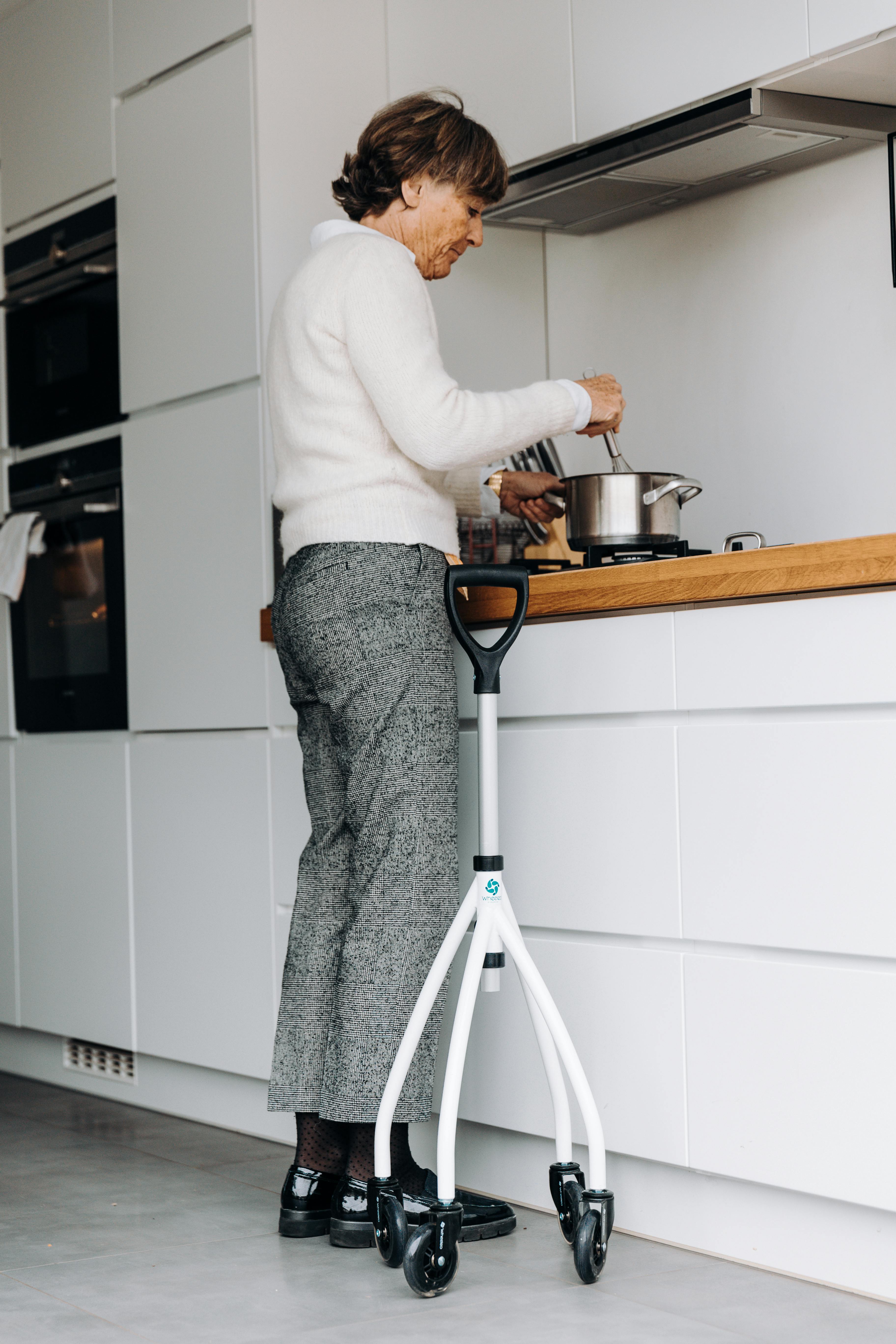 A woman cooking food | Source: Pexels