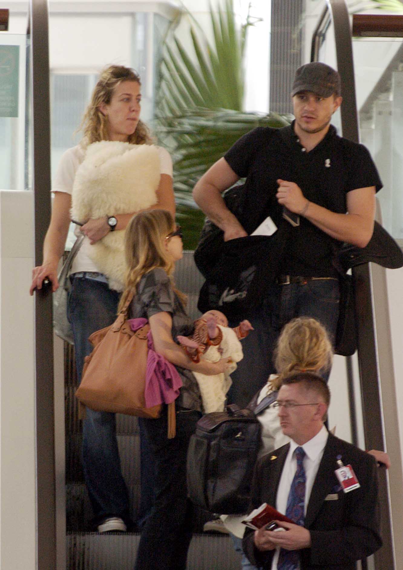 Heath Ledger with wife Michelle Williams and daughter Matilda Rose Ledger headed for New York home on January 14, 2006 in Sydney, Australia | Source: Getty Images