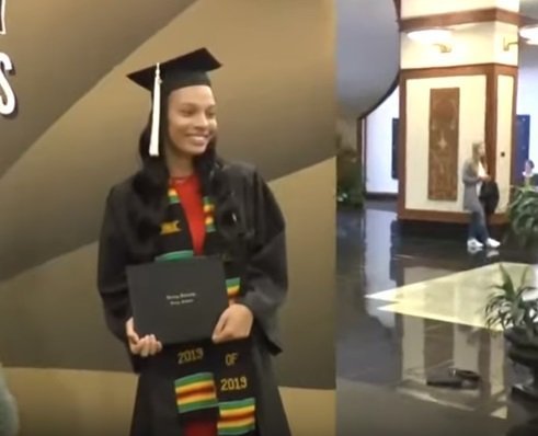  Makayla Twigg, the lady brother surprised her at graduation after not seeing him for 3 years.| Photo: YouTube/ THV11 