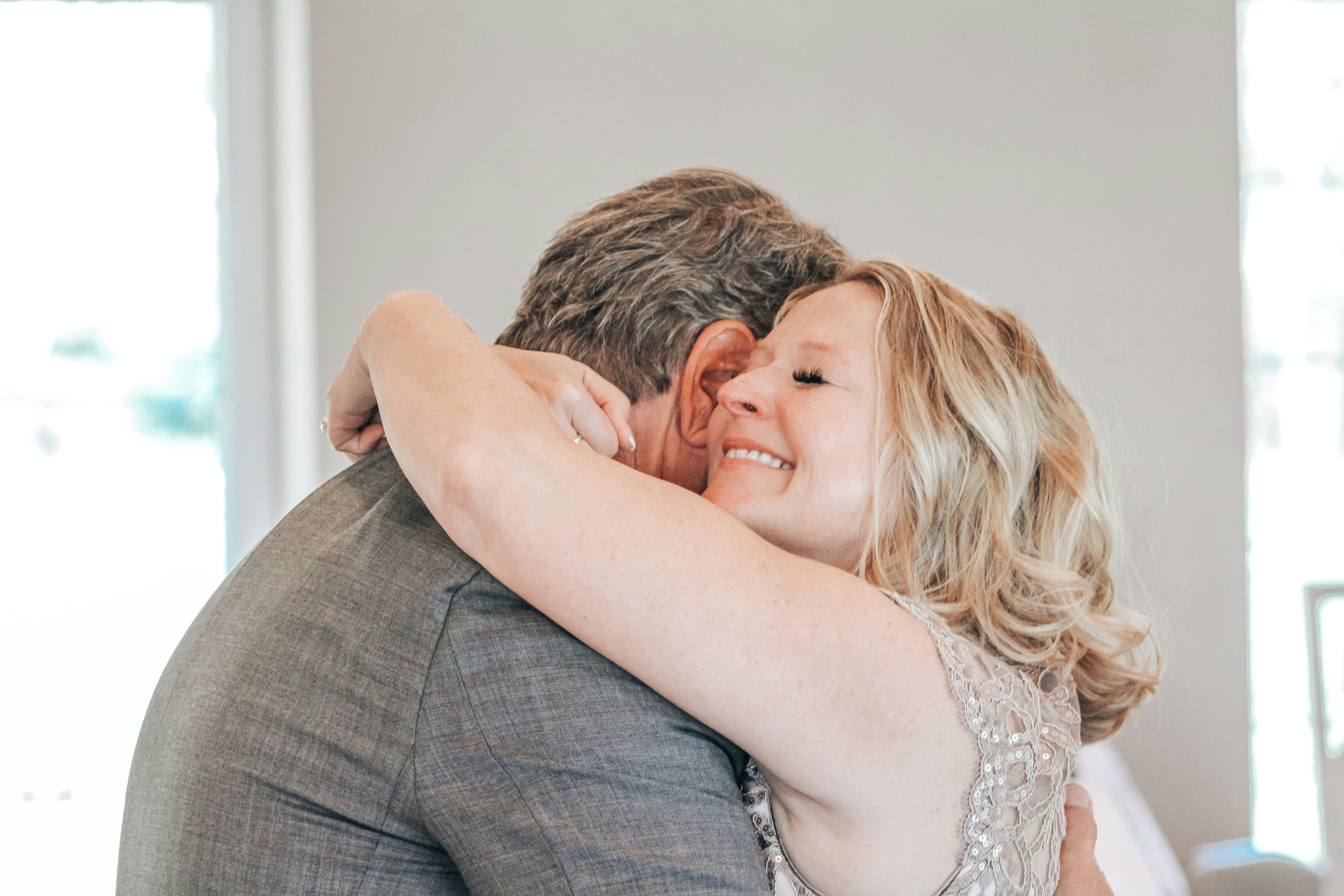 A father and daughter hugging | Source: Unsplash