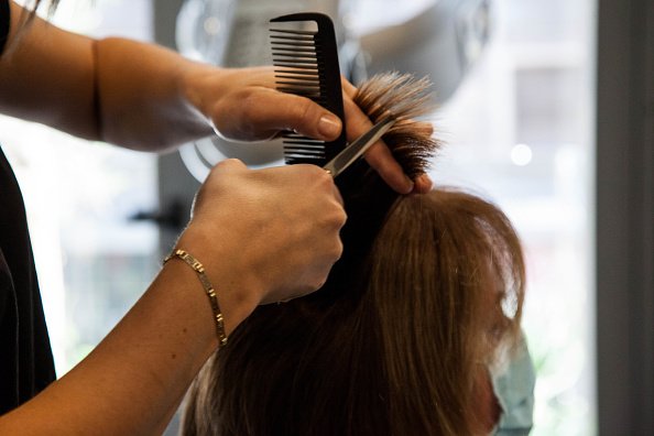 une femme se fait couper les cheveux.|Photo : Getty Images