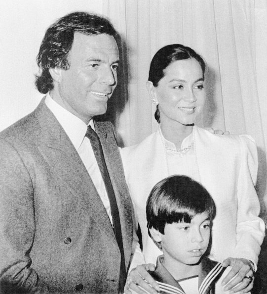 El cantante español Julio Iglesias se reúne con su esposa, Isabel Preysler, en la víspera de la primera comunión de su hijo Enrique, en mayo de 1984. | Foto: Getty Images