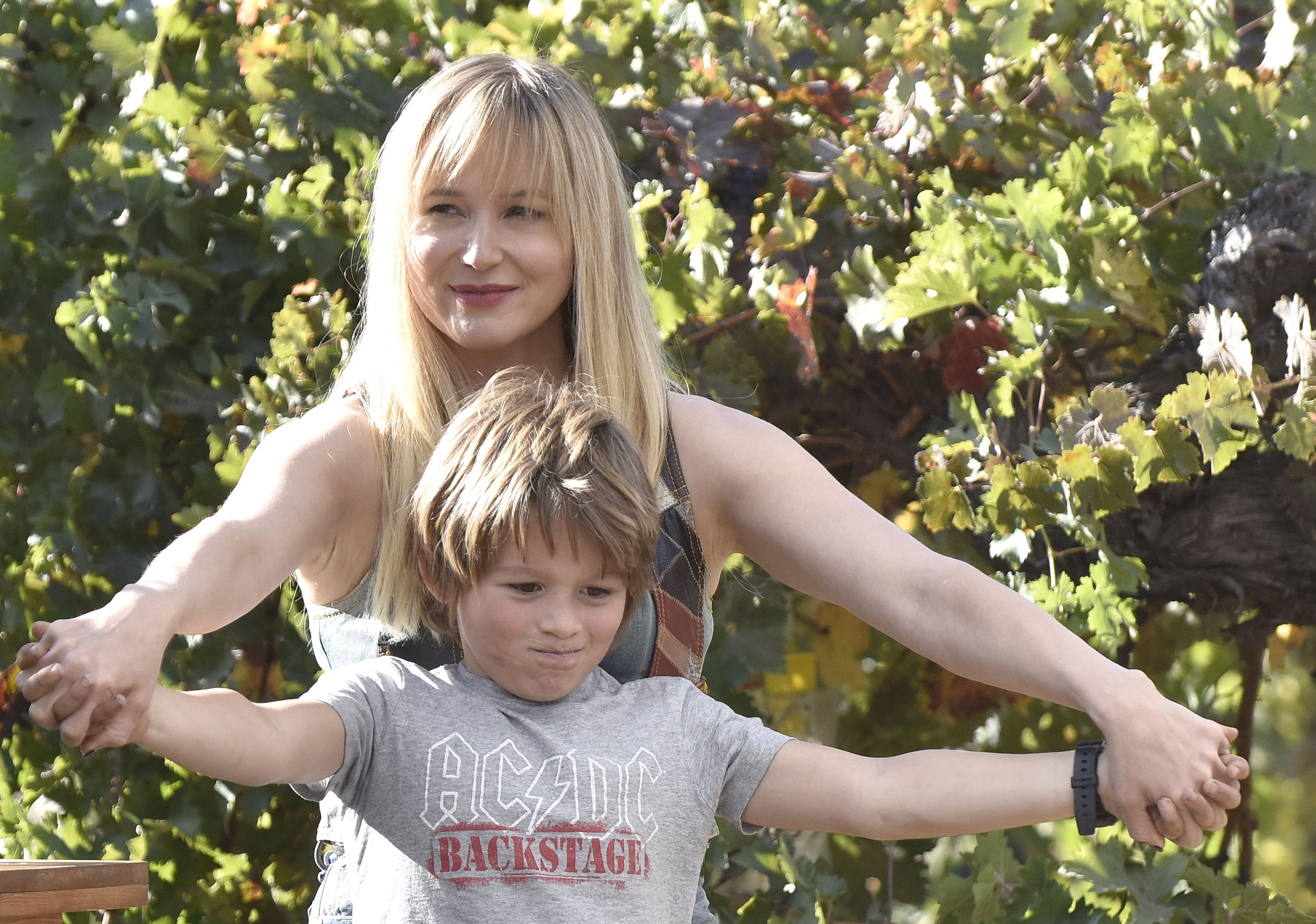Jewel and Kase Townes Murray are seen during Live in the Vineyard in Napa, California, on November 2, 2019. | Source: Getty Images