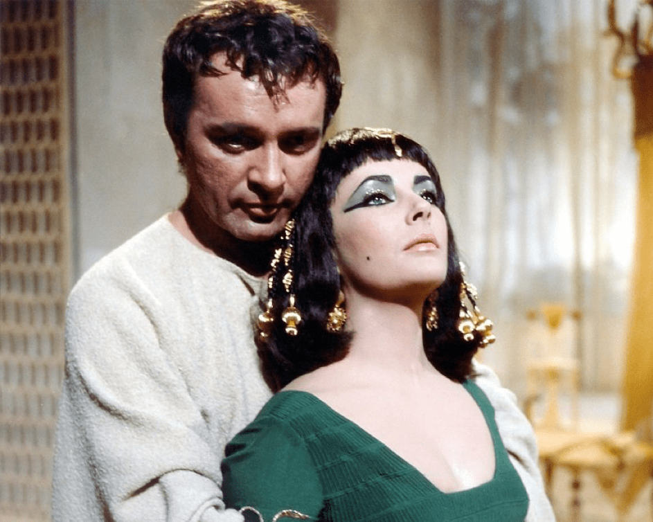 Richard Burton und Elizabeth Taylor filmen "Cleopatra", 1963. | Quelle: Getty Images