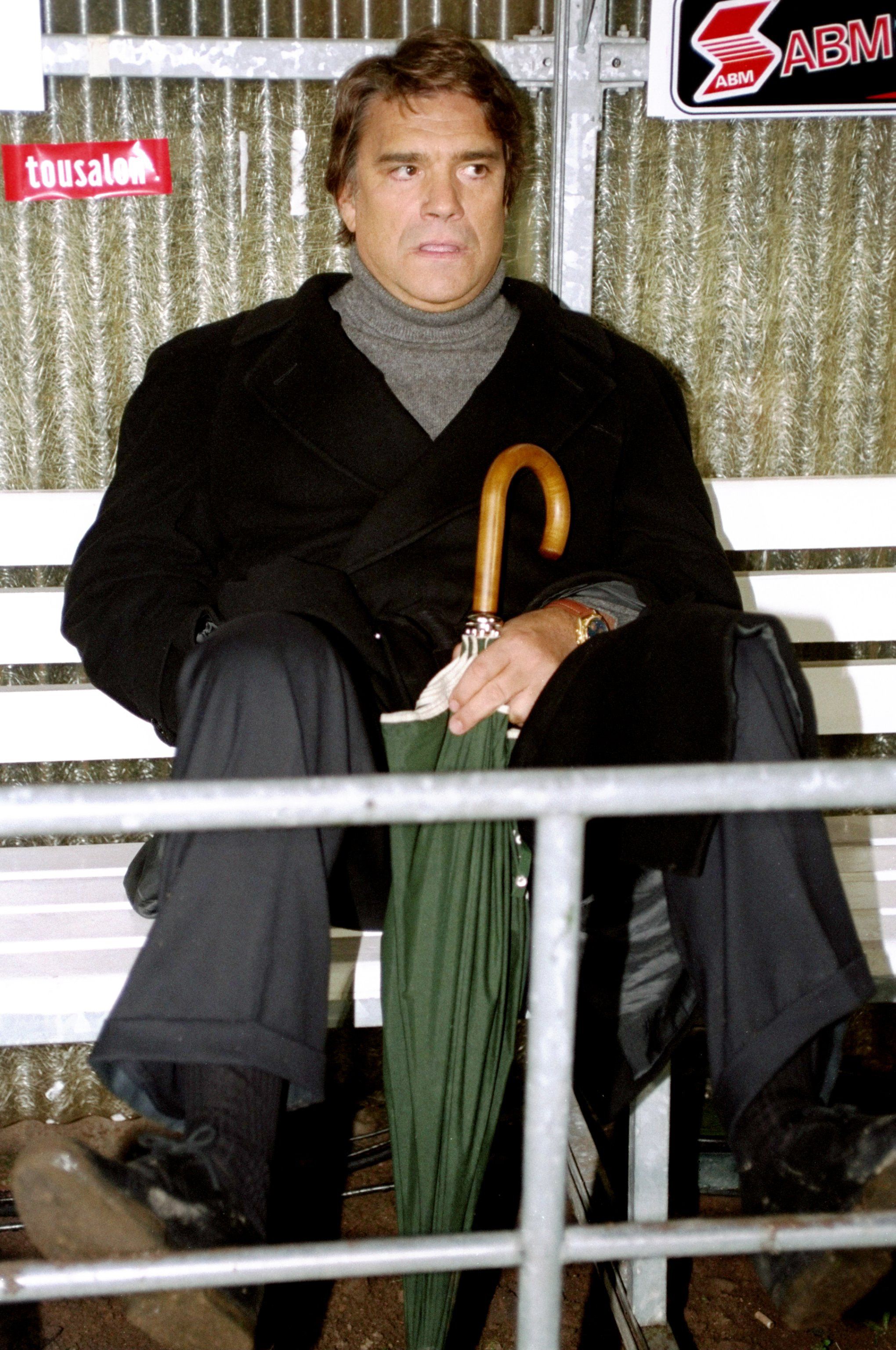 Bernard Tapie, président propriétaire de Marseille, regarde l'action lors d'un match contre Lille en France. | Photo : Getty Images Bernard Tapie, président propriétaire de Marseille, regarde l'action lors d'un match contre Lille en France. | Photo : Getty Images