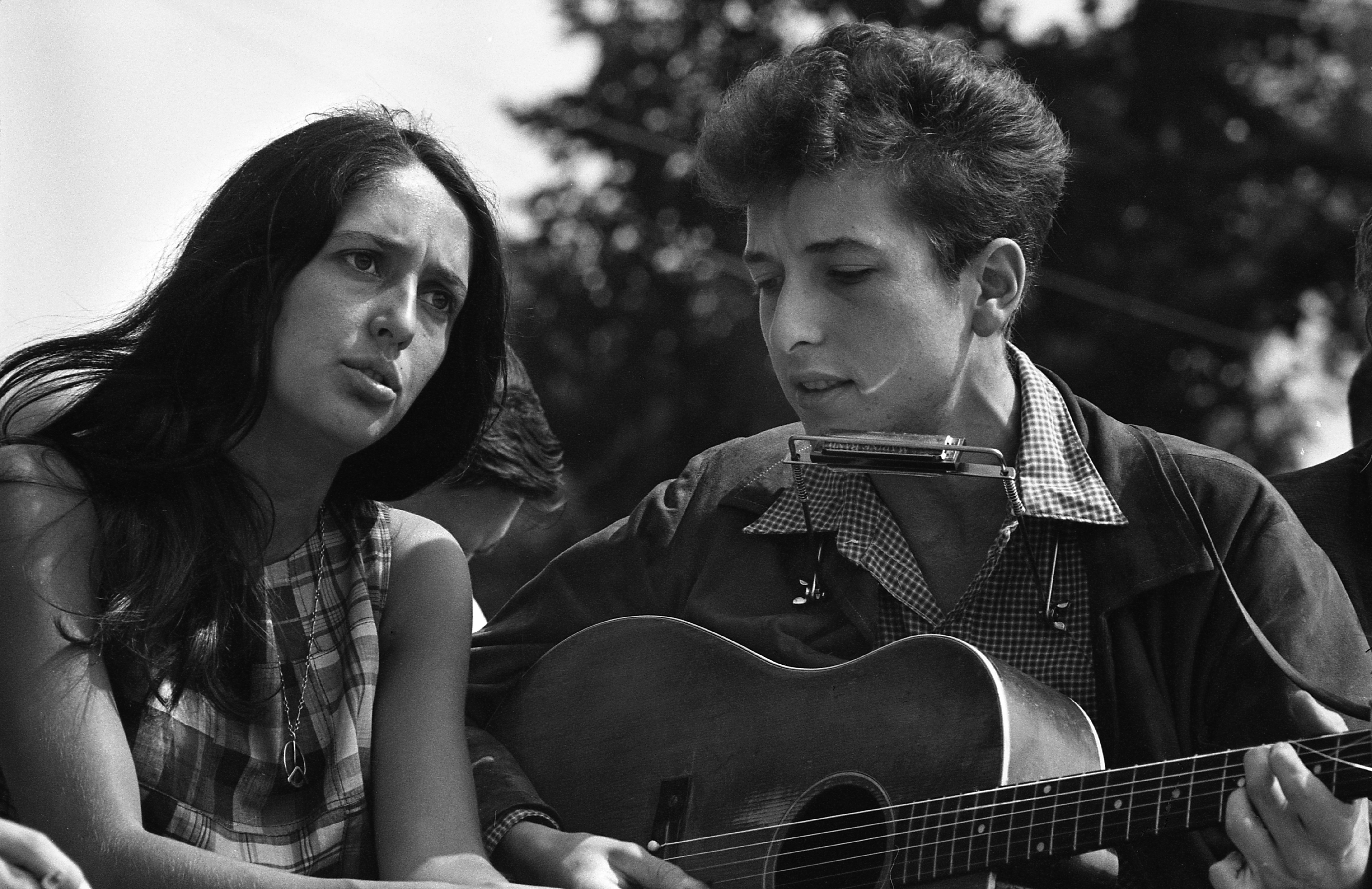 Joan Baez and Bob Dylan performing during the March on Washington civil rights rally, on August 28, 1963 | Source: Getty Images