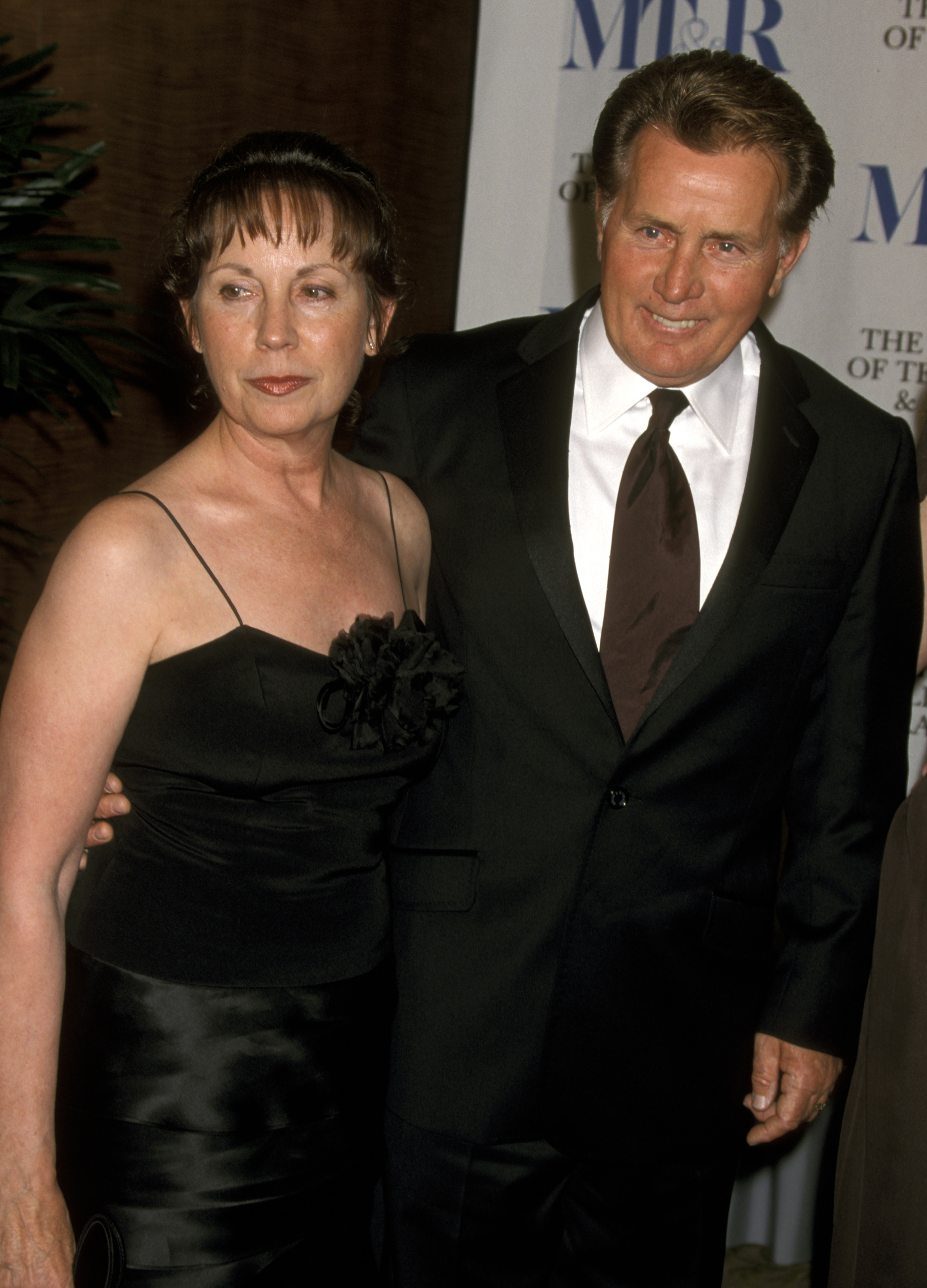 Martin Sheen and wife Janet Sheen during The Museum of Television & Radio's Annual Gala to Salute James Burrows & Martin Sheen at The Beverly Hills Hotel in Beverly Hills, California on November 11, 2001 | Source: Getty Images