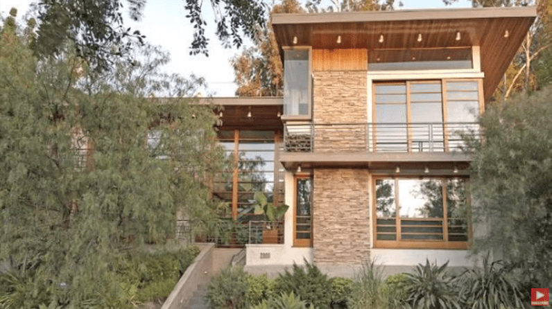 Outside Kevin Bacon and his wife Kyra Sedgwick's LA home. | Source: Realtor. com/Youtube