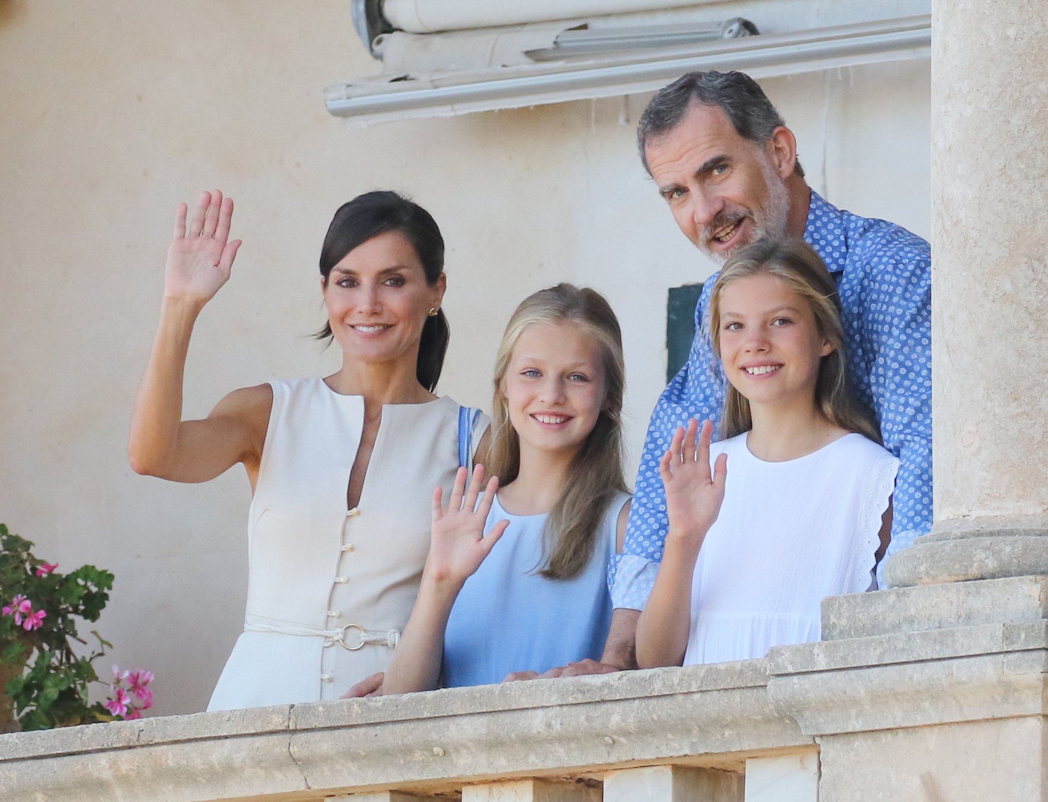 El rey Felipe VI de España, la reina Letizia de España, la princesa Leonor de España y la princesa Sofía de España (R) visitan el museo 'Son Marroig' el 8 de agosto de 2019 en Palma de Mallorca, España. | Foto: Getty Images
