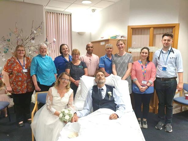 Nick et Jo Glover se sont mariés à l'infirmerie de Wigan quelques heures avant sa mort. | Liverpool Echo Nick et Jo Glover se sont mariés à l'infirmerie de Wigan quelques heures avant sa mort. | Liverpool Echo