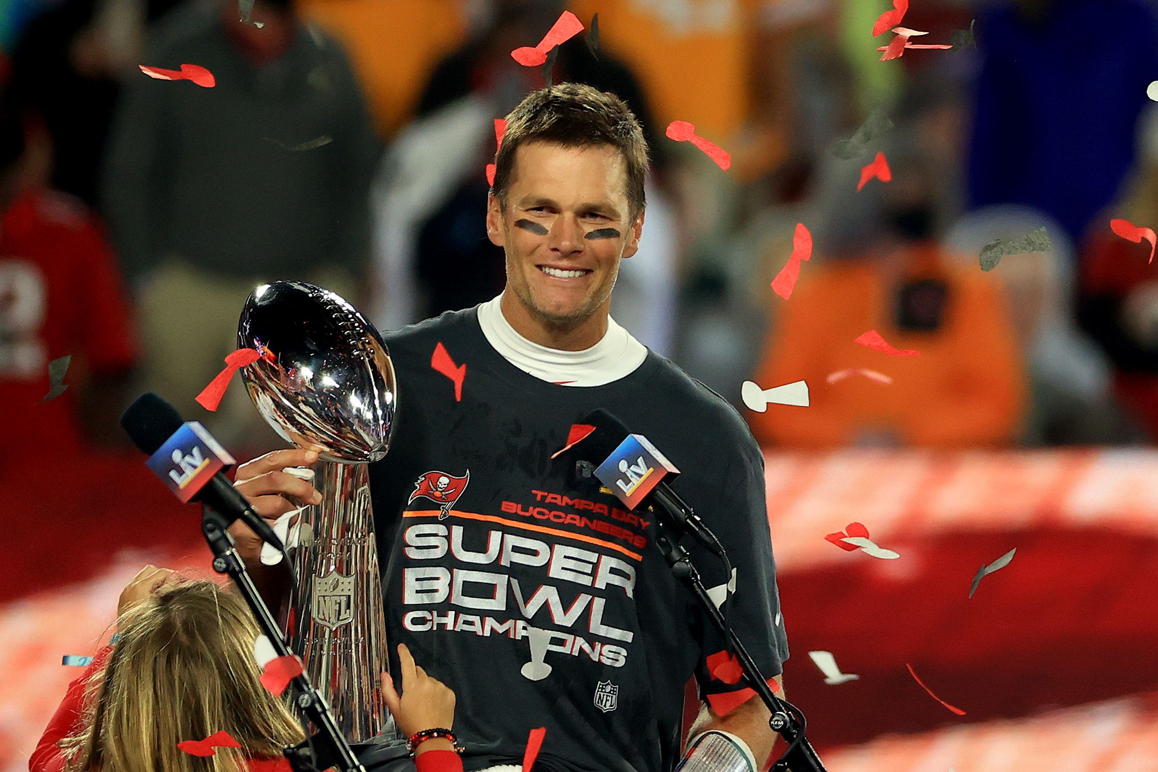 Tom Brady #12 of the Tampa Bay Buccaneers hoists the Vince Lombardi Trophy after winning Super Bowl LV at Raymond James Stadium on February 07, 2021 | Photo: Getty Images