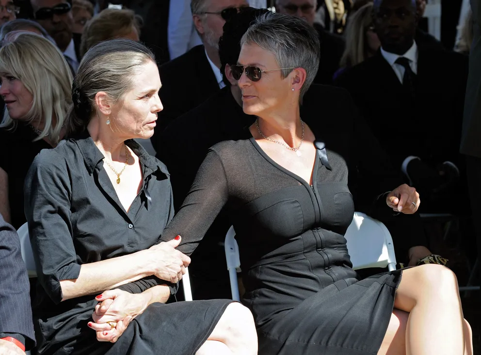 Kelly Curtis and Jamie Lee Curtis, at the funeral for their father Tony Curtis at Palm Mortuary & Cemetary October 4, 2010 | Photo: Getty Images