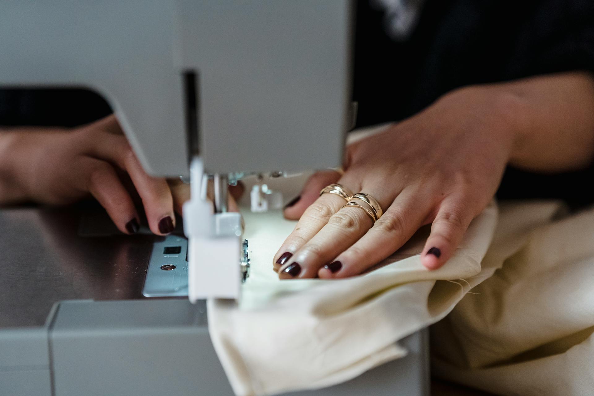 A woman using a sewing machine | Source: Pexels