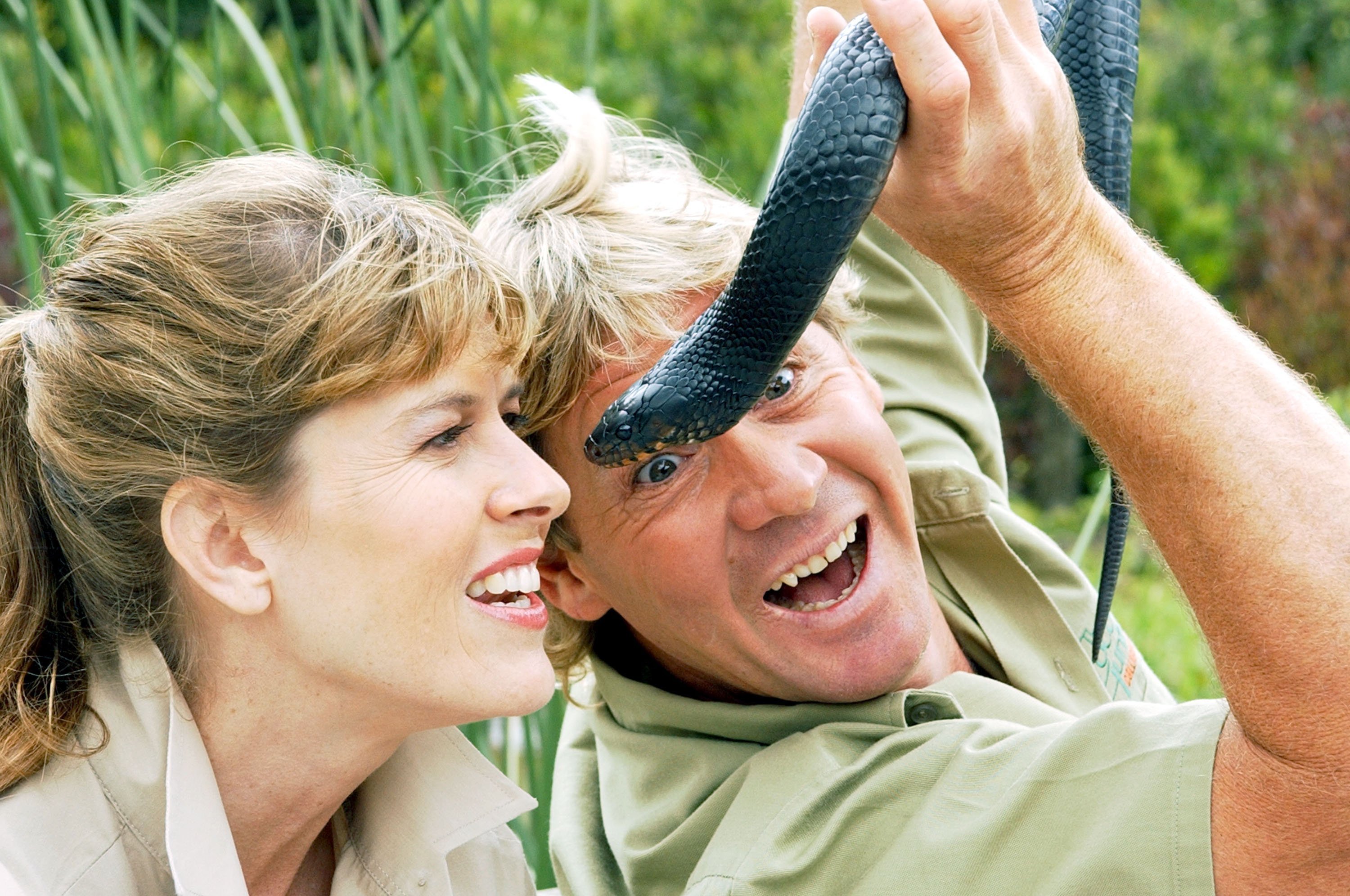 Der Crocodile Hunter, Steve Irwin, zeigt seiner Frau Terri im Zoo von San Francisco eine Schlange | Quelle: Getty Images