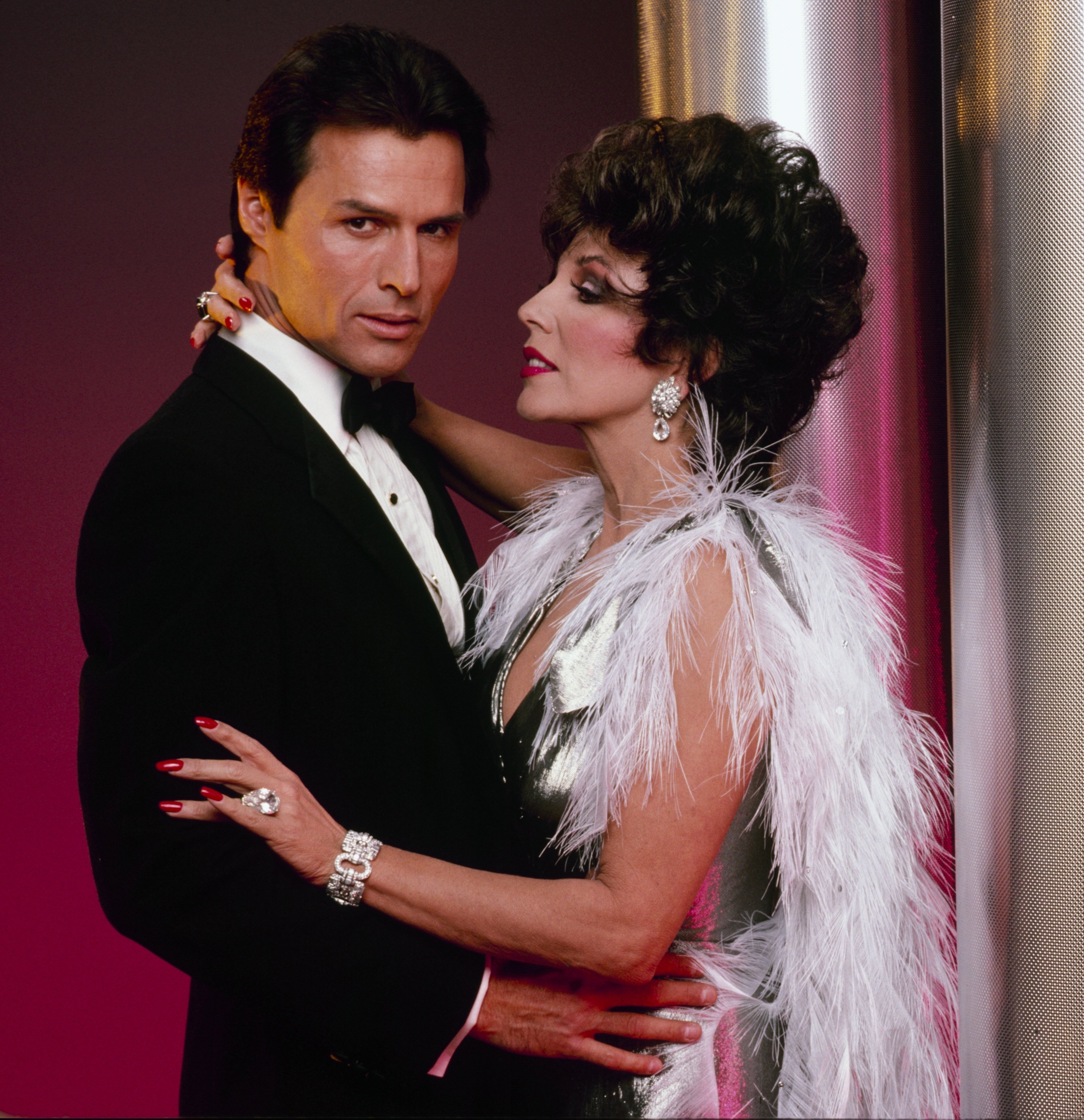 Dynasty Fotoshooting-Joan Collins mit Michael Nader | Quelle: Getty Images