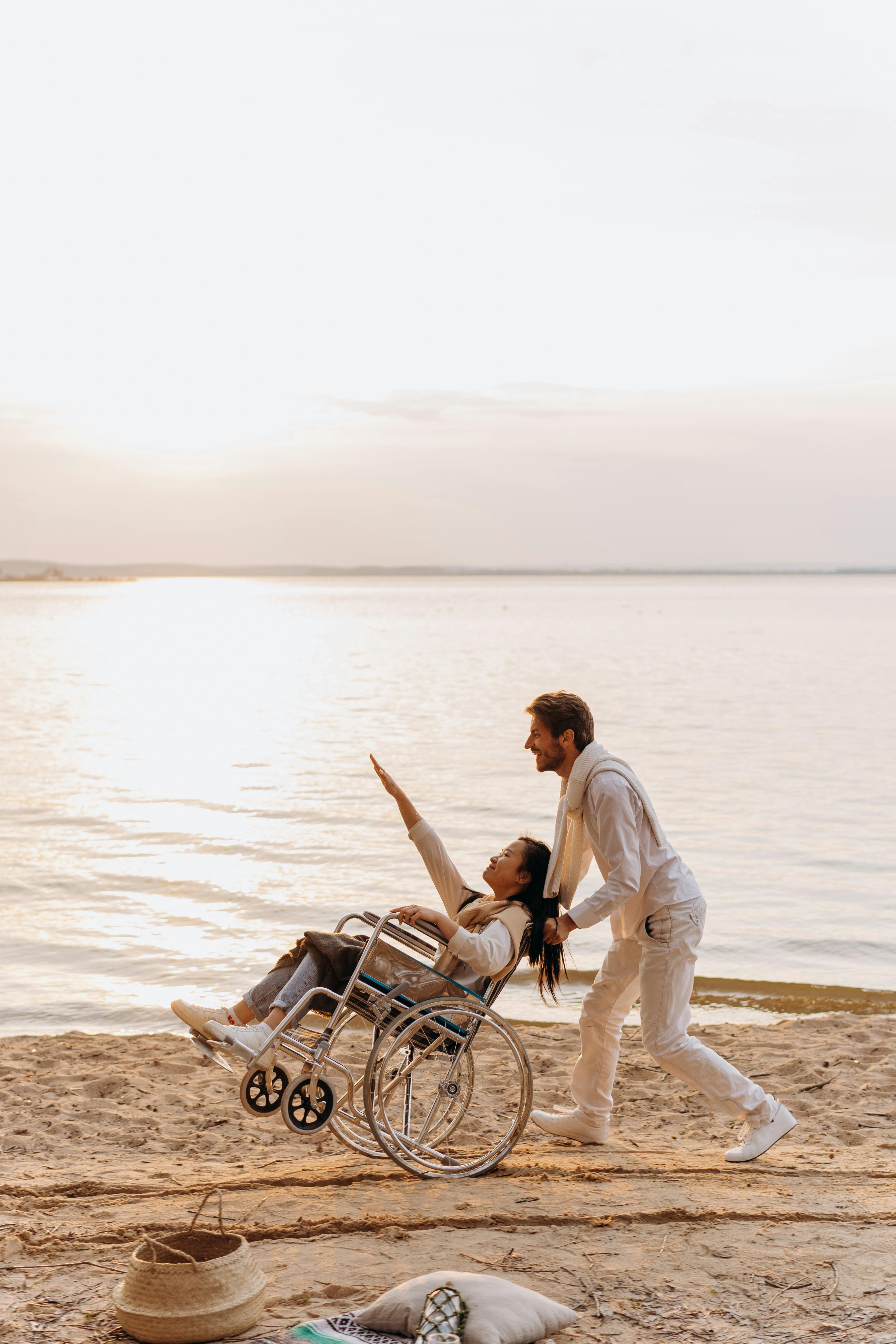 A happy couple on the beach. For illustration purposes only | Source: Pexels