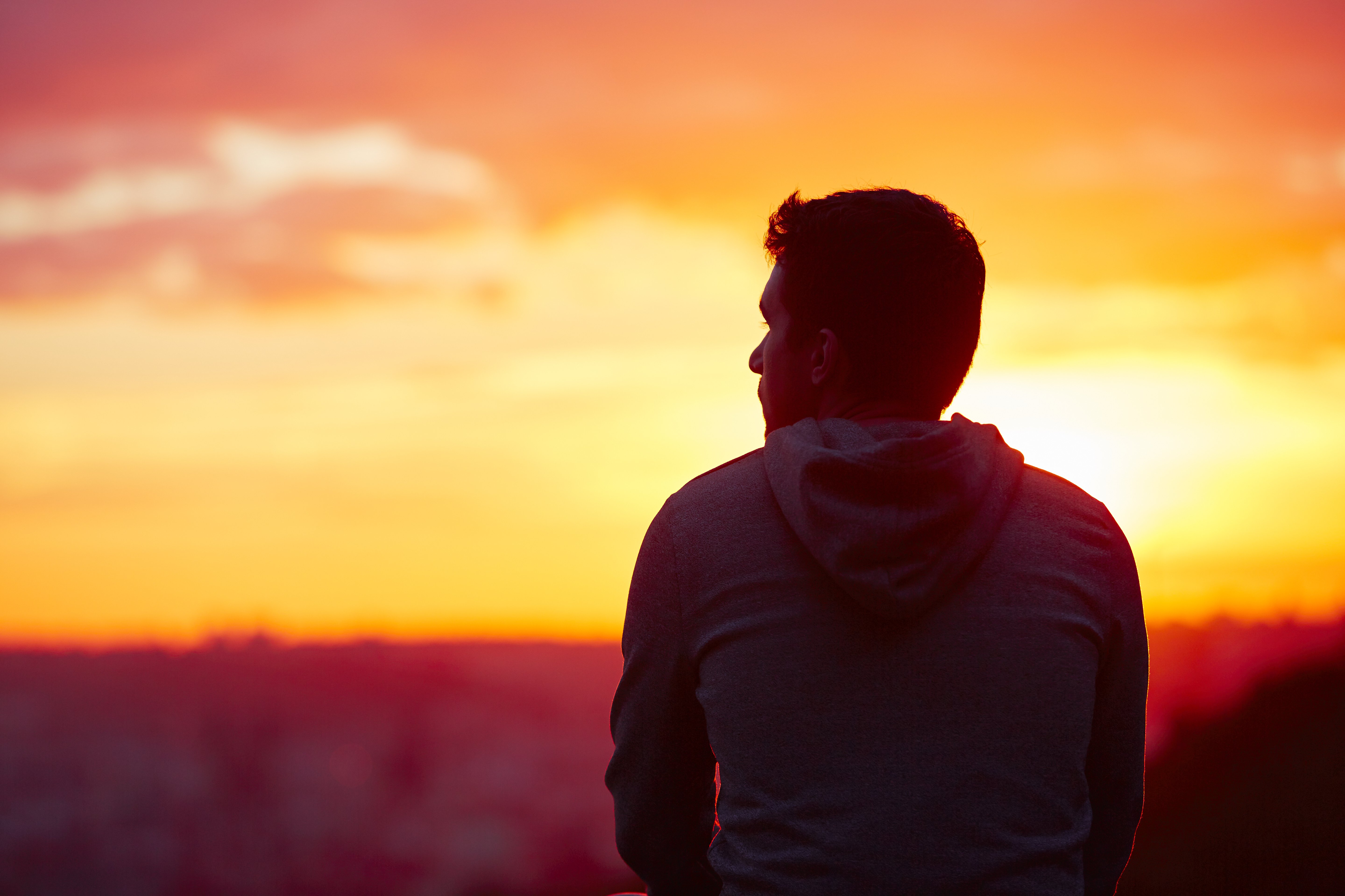 Hombre joven mirando el horizonte. | Foto: Shutterstock