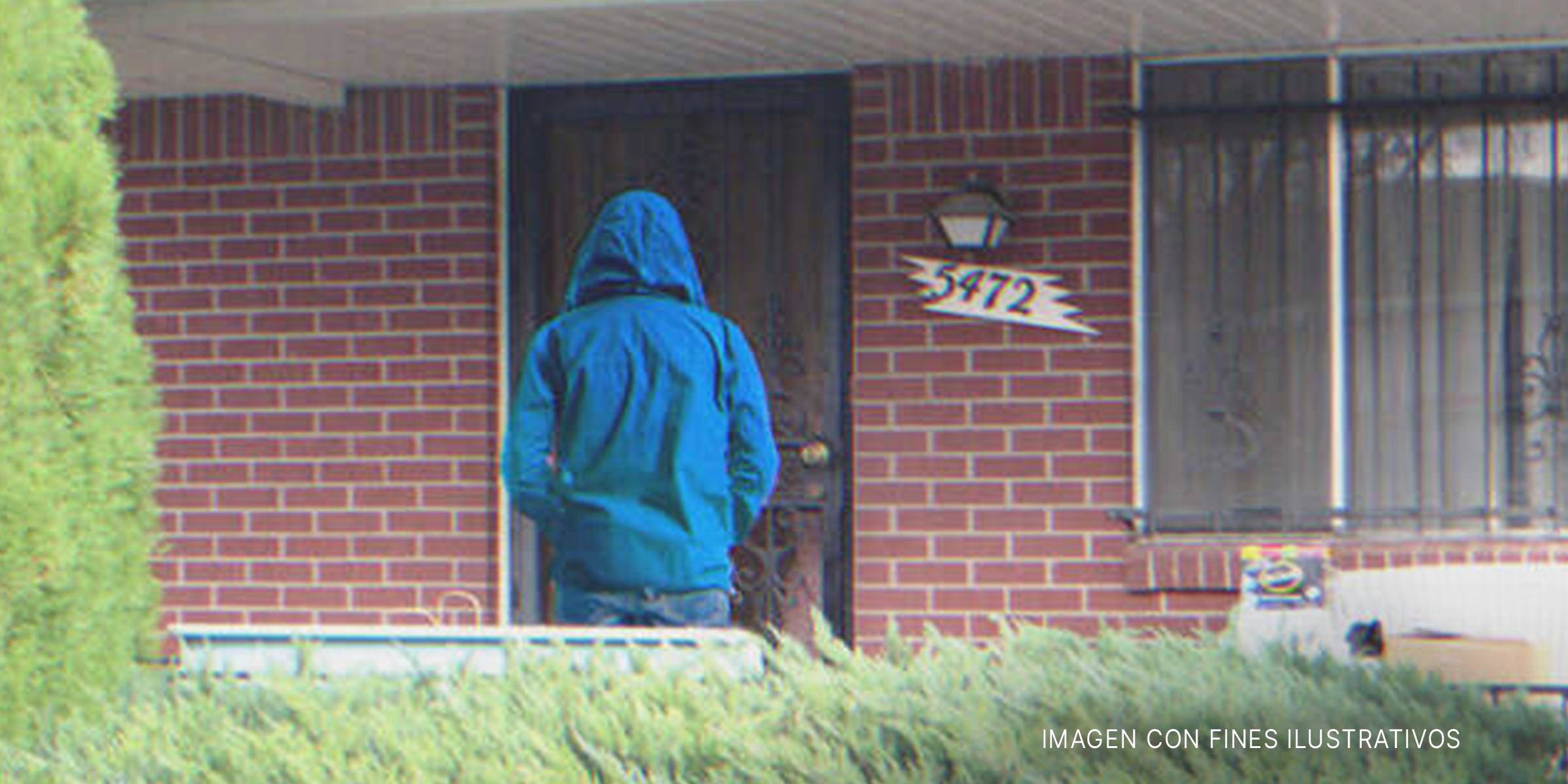 Chico parado frente a una puerta. | Foto: flickr.com/AFL-CIO Field (CC BY 2.0)