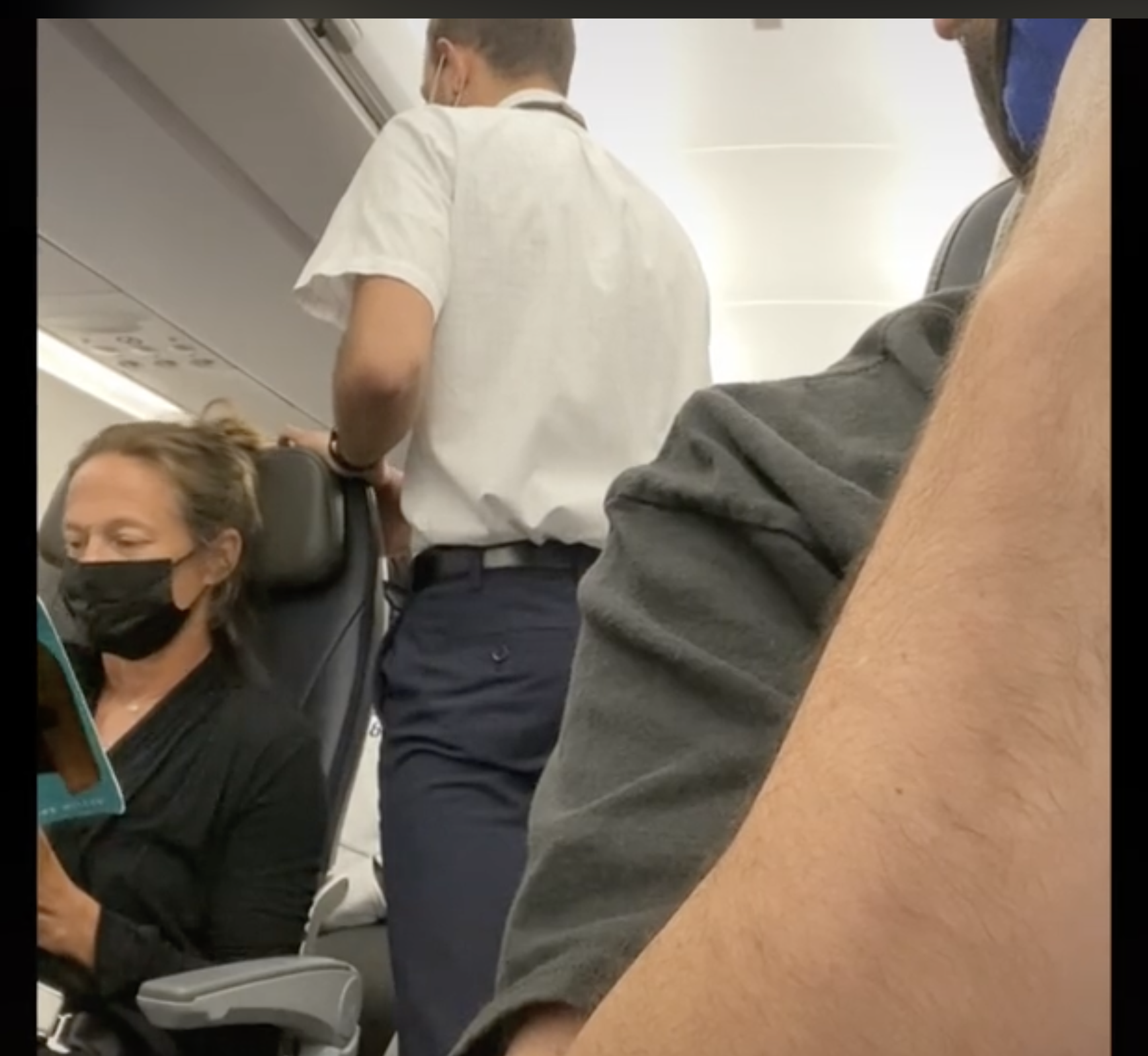 Eine der Flugbegleiterinnen ist dabei zu sehen, wie sie während des Fluges mit einem angeblich widerspenstigen Passagier spricht. | Quelle: tiktok.com/@brentunderwood