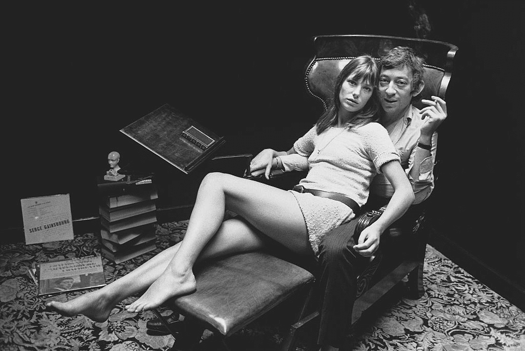 Le musicien Français Serge Gainsbourg avec l'actrice Jane Birkin dans leur maison de Paris. | Photo : Getty Images Le musicien Français Serge Gainsbourg avec l'actrice Jane Birkin dans leur maison de Paris. | Photo : Getty Images