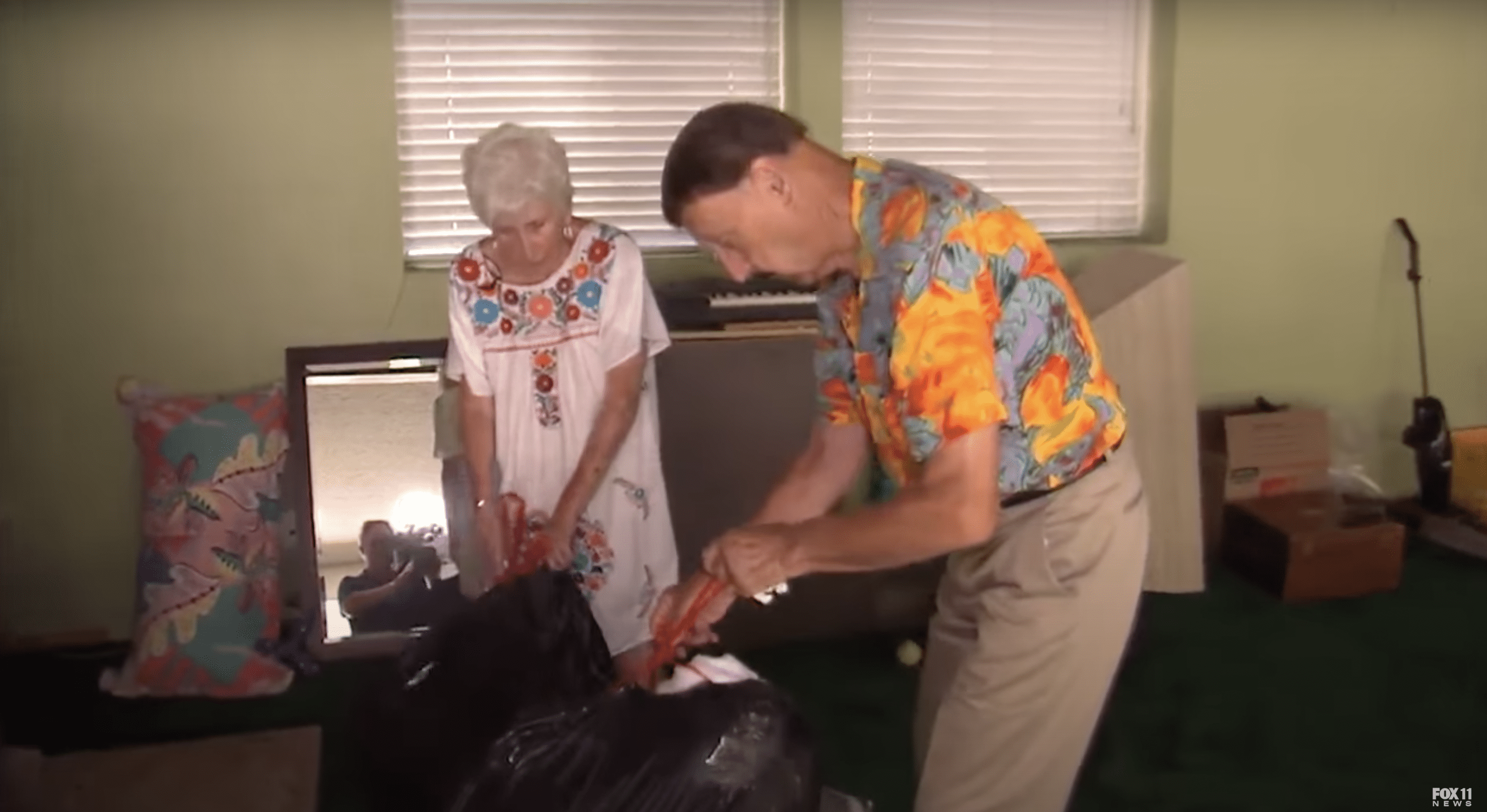 Helen und Hank packen ihre Sachen. | Quelle: Youtube.com/FOX 11 Los Angeles