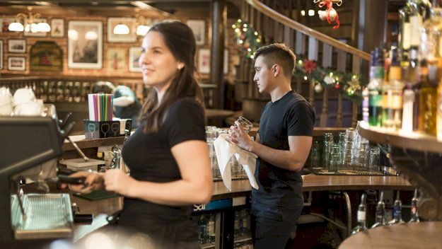 Woman working in a bar. Photo: Freepik