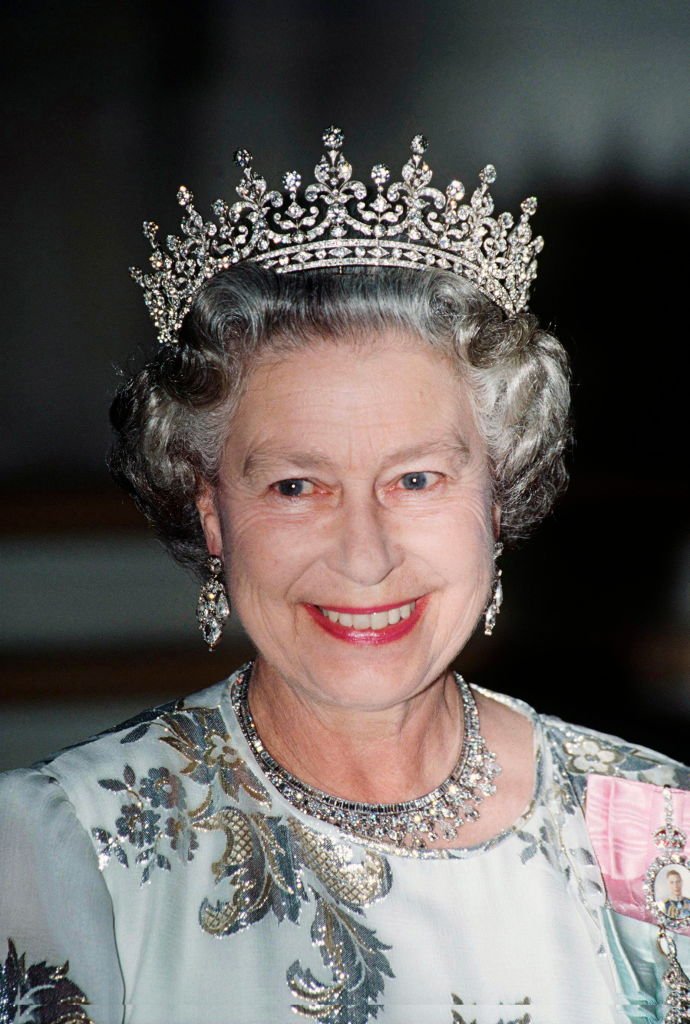 Königin Elizabeth II. trägt das Diadem der Queen Mary's Girls of Great Britain and Ireland | Quelle: Getty Images