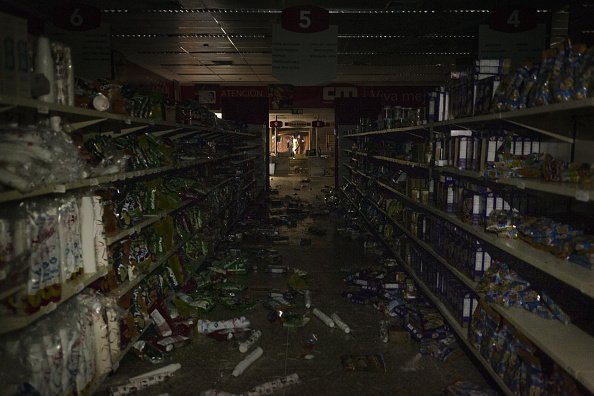 Supermercado víctima de disturbios durante el apagón | Imagen tomada de: Getty Images