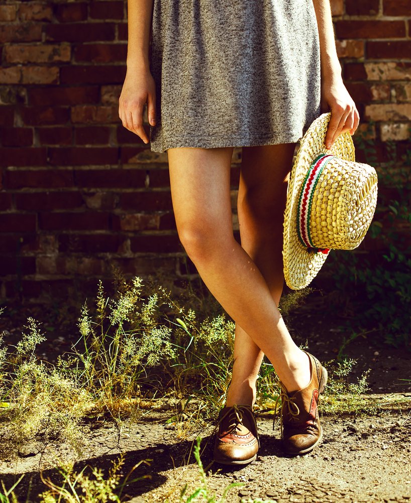 Mujer con vestido y zapatos estilo 'Oxford'. I Foto: Shutterstock.