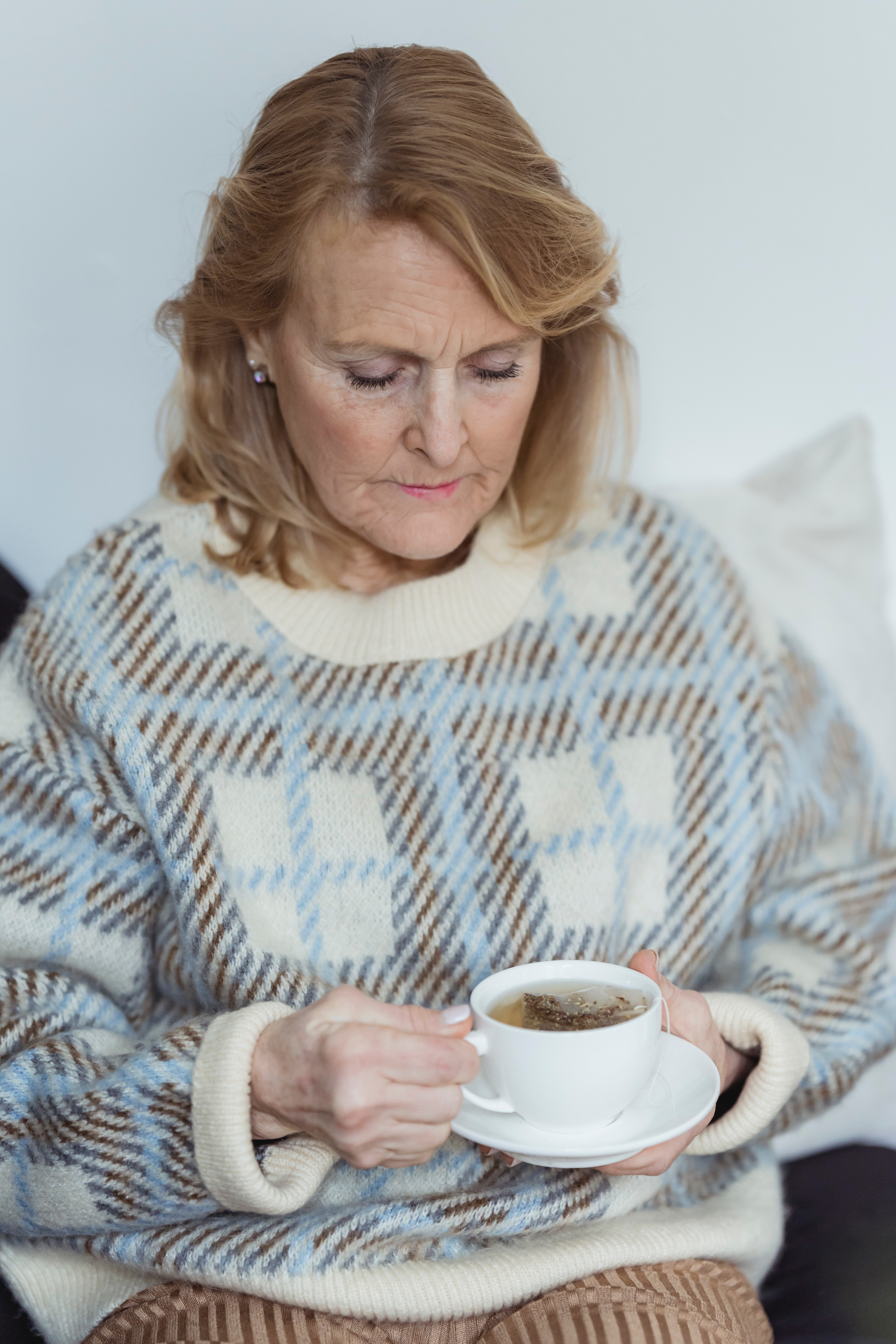 Mujer tomando té. | Foto: Pexels