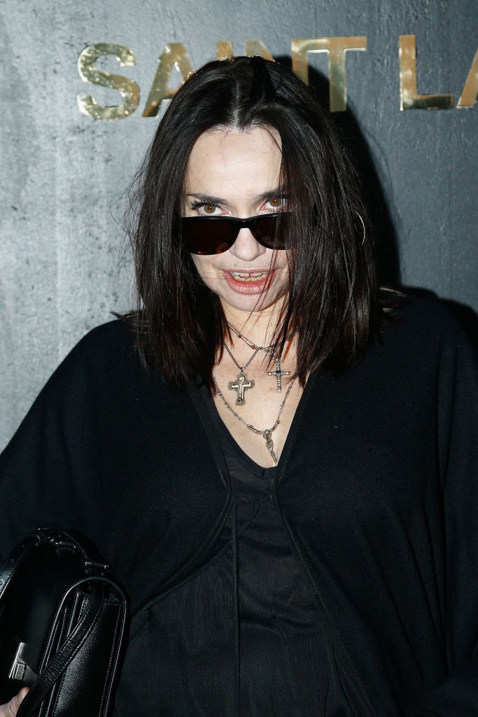 Beatrice Dalle assiste au défilé Saint Laurent dans le cadre de la Paris Fashion Week Womenswear printemps-été 2019 le 25 septembre 2018 à Paris. | Photo : Getty Images