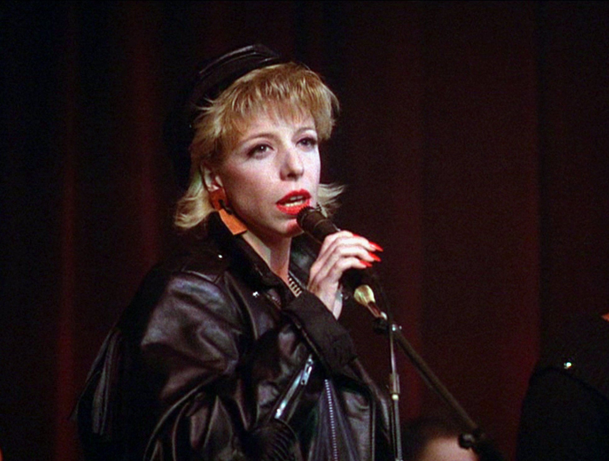 Julee Cruise singing on "Twin Peaks" on April 8, 1990 | Source: Getty Images