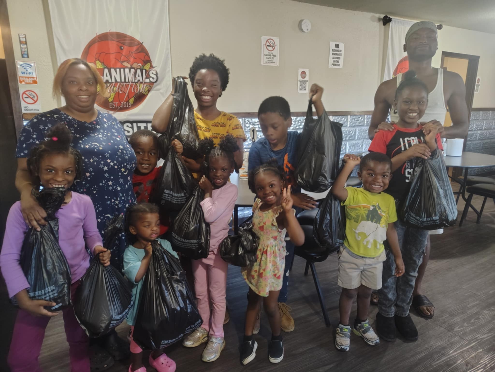 Shamar and Shaneiqua Elkins smiling for a photo with their children. | Source: Facebook/Shaneiqua Elkins