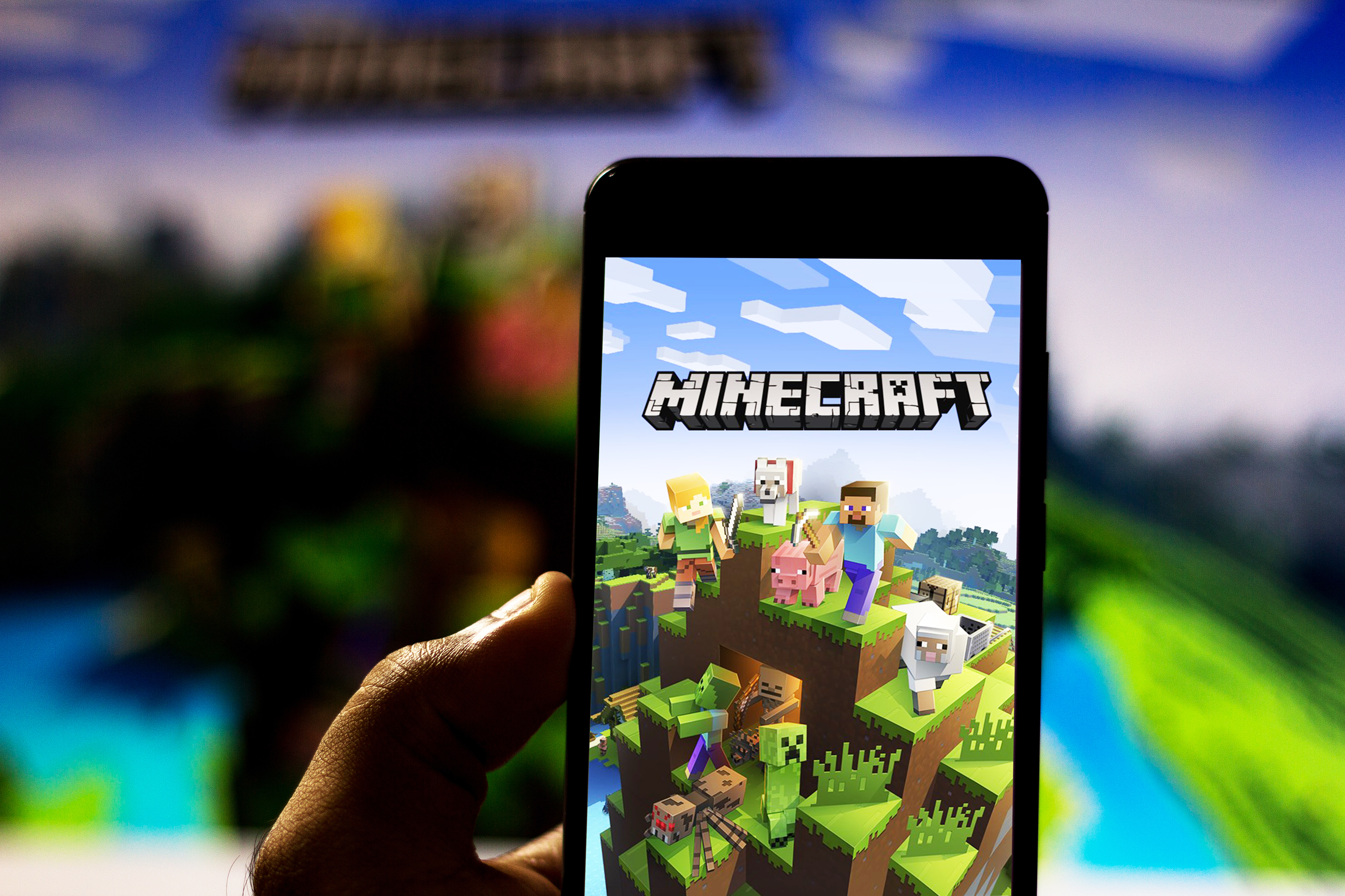 Ein Bild von jemandem, der ein Telefon mit Minecraft in der Hand hält│Quelle: Shutterstock