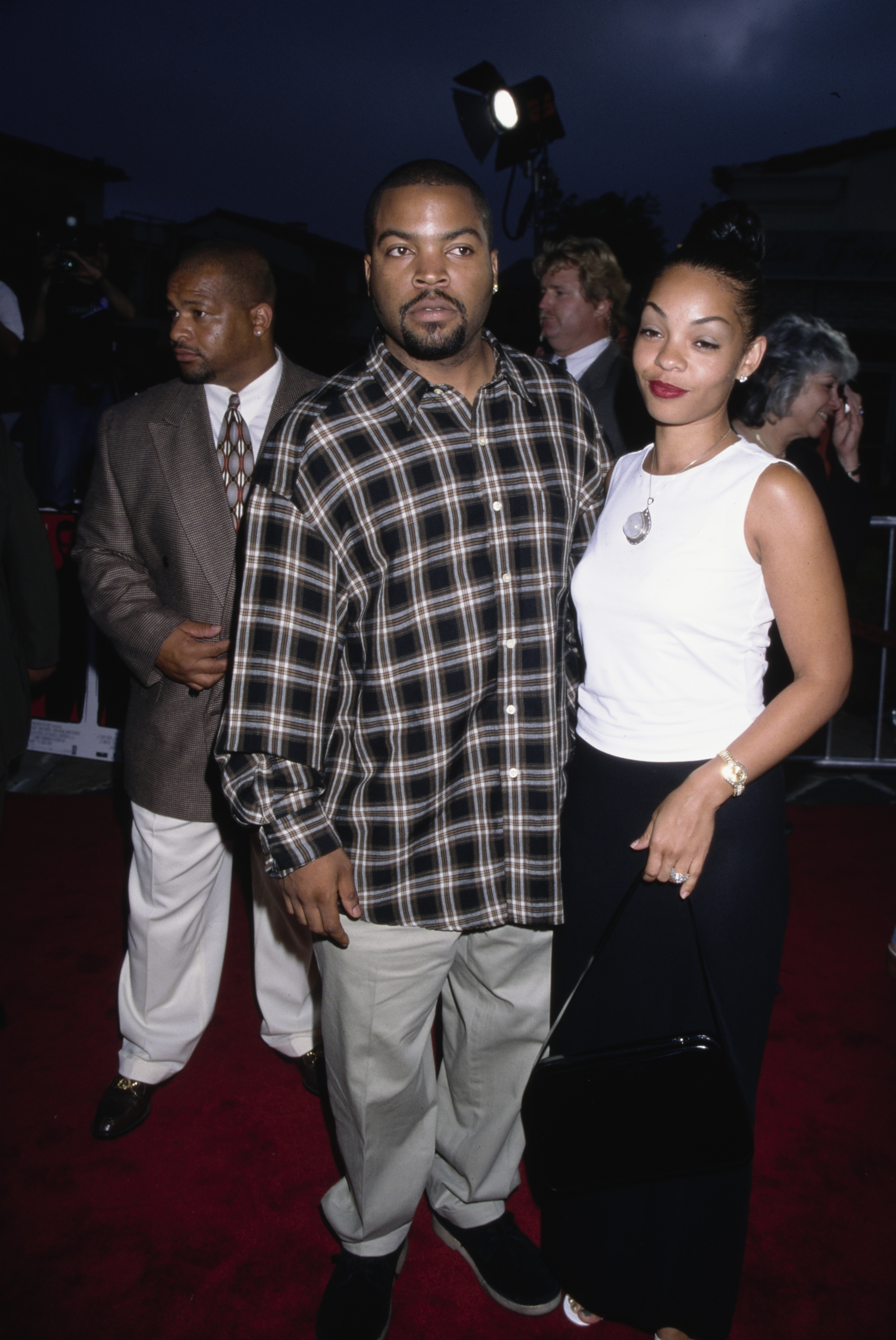 Ice Cube and Kimberly Woodruff at the premiere of "The Negotiator" in Los Angeles, California on July 22, 1998. | Source: Getty Images