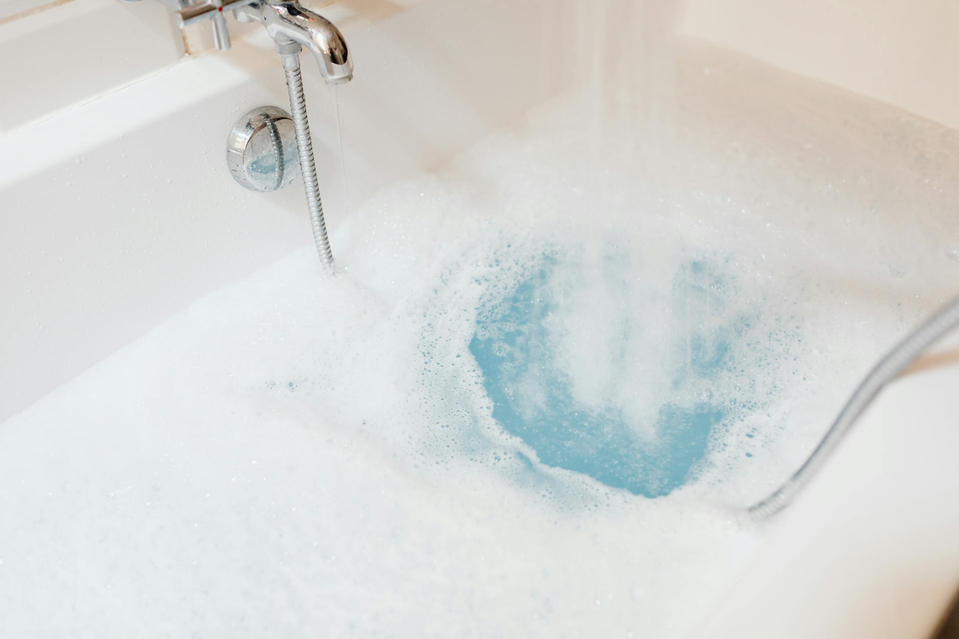 A bathtub filled with soapy water | Source: Pexels