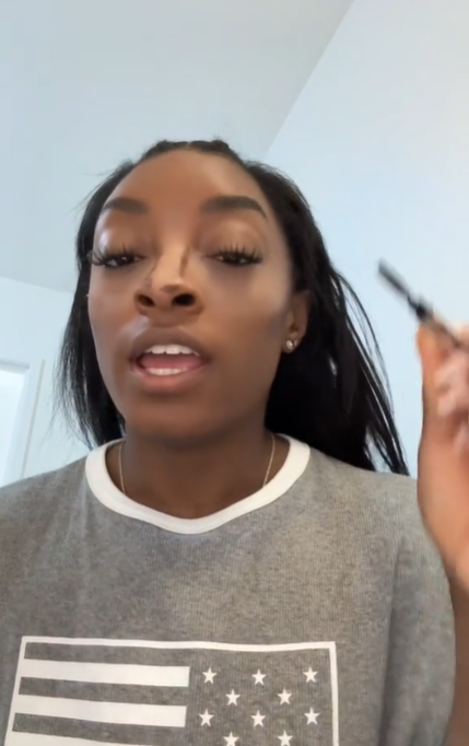 Simone Biles brushes her eyebrows with a brow wand, posted in August 2024 | Source: TikTok/simonebilesowens