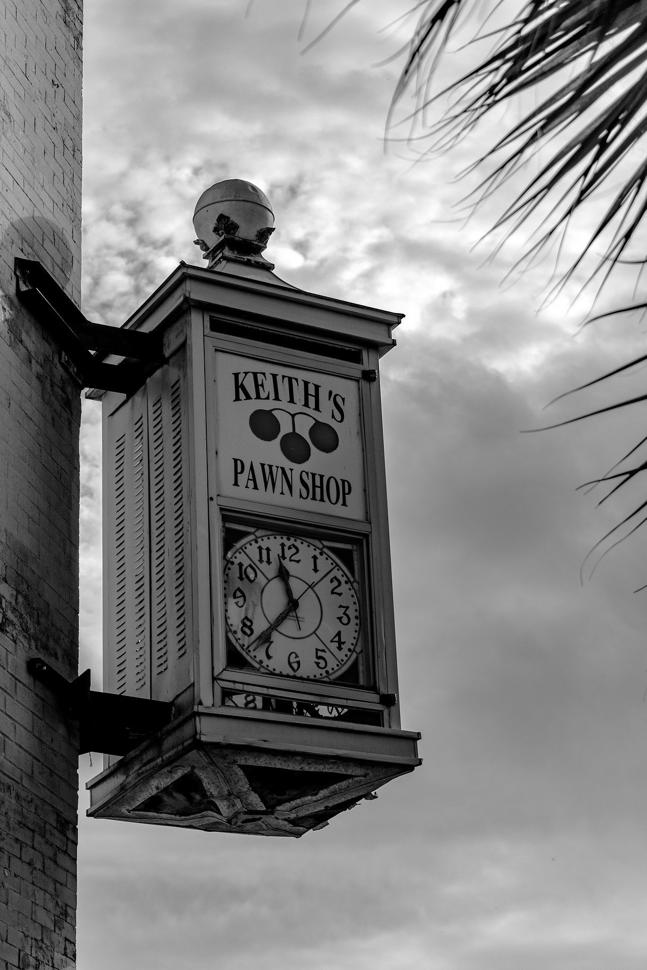 A black-and-white image of a sign for a pawn shop | Photo: Pixabay/jeffshattuck