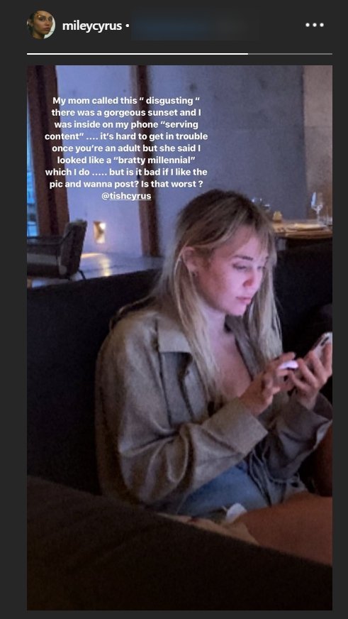 Miley Cyrus shares a picture explaining that her mother is frustrated that she's spending too much time on her phone | Source: instagram.com/mileycyrus