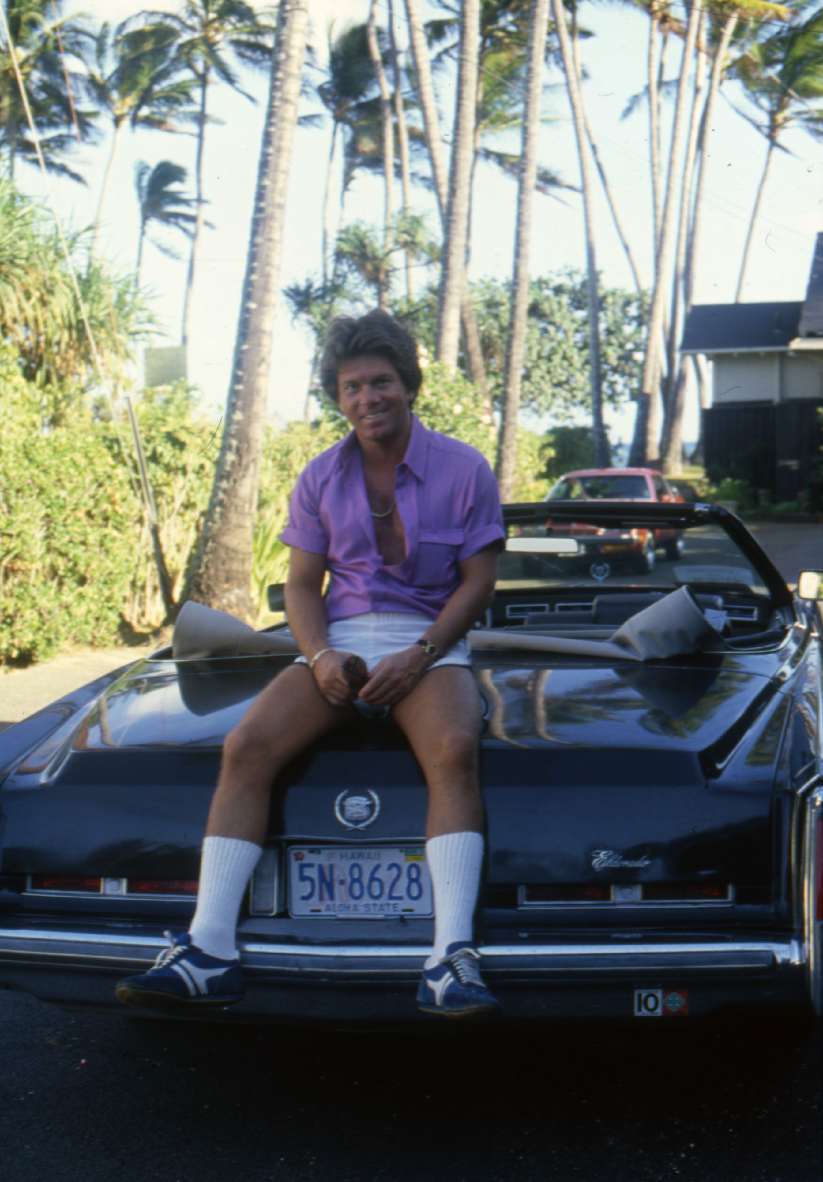 El actor Larry Manetti posa para una sesión de retratos en un Cadillac Eldorado en Hawai, hacia 1982. | Foto: Getty Images
