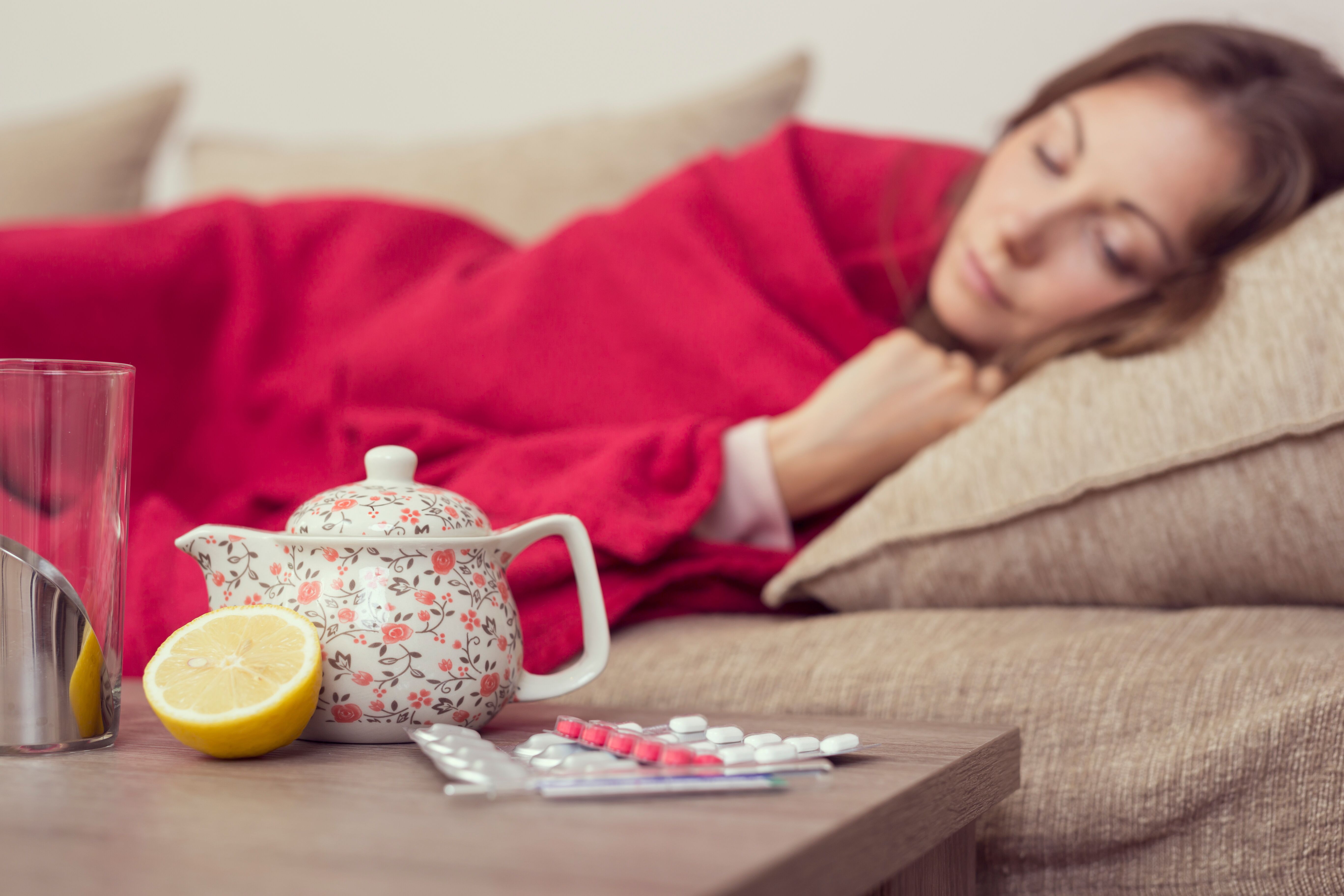 Une femme malade tentant de se reposer pour reprendre des forces. l Source: Shutterstock Une femme malade tentant de se reposer pour reprendre des forces. l Source: Shutterstock