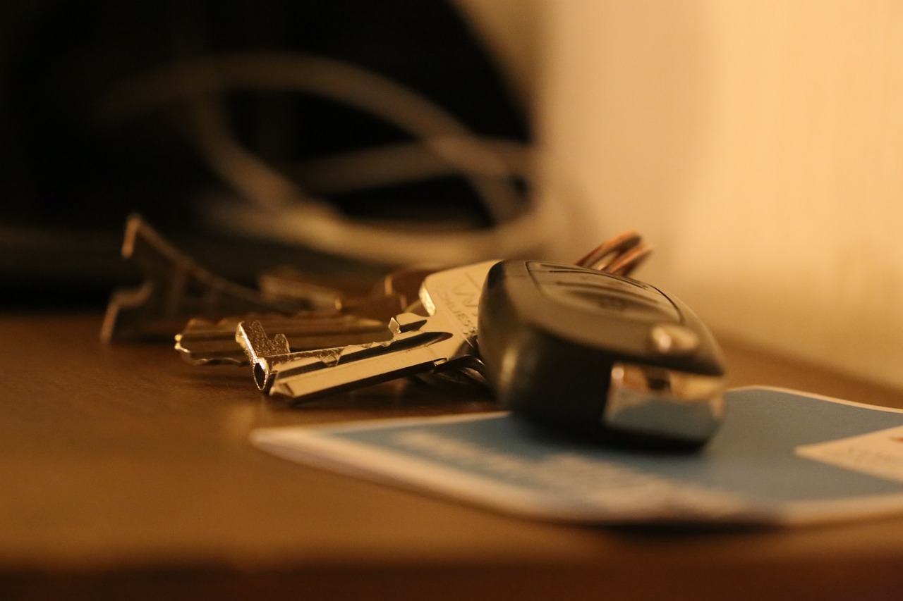 Car keys on a table | Source: Pixabay