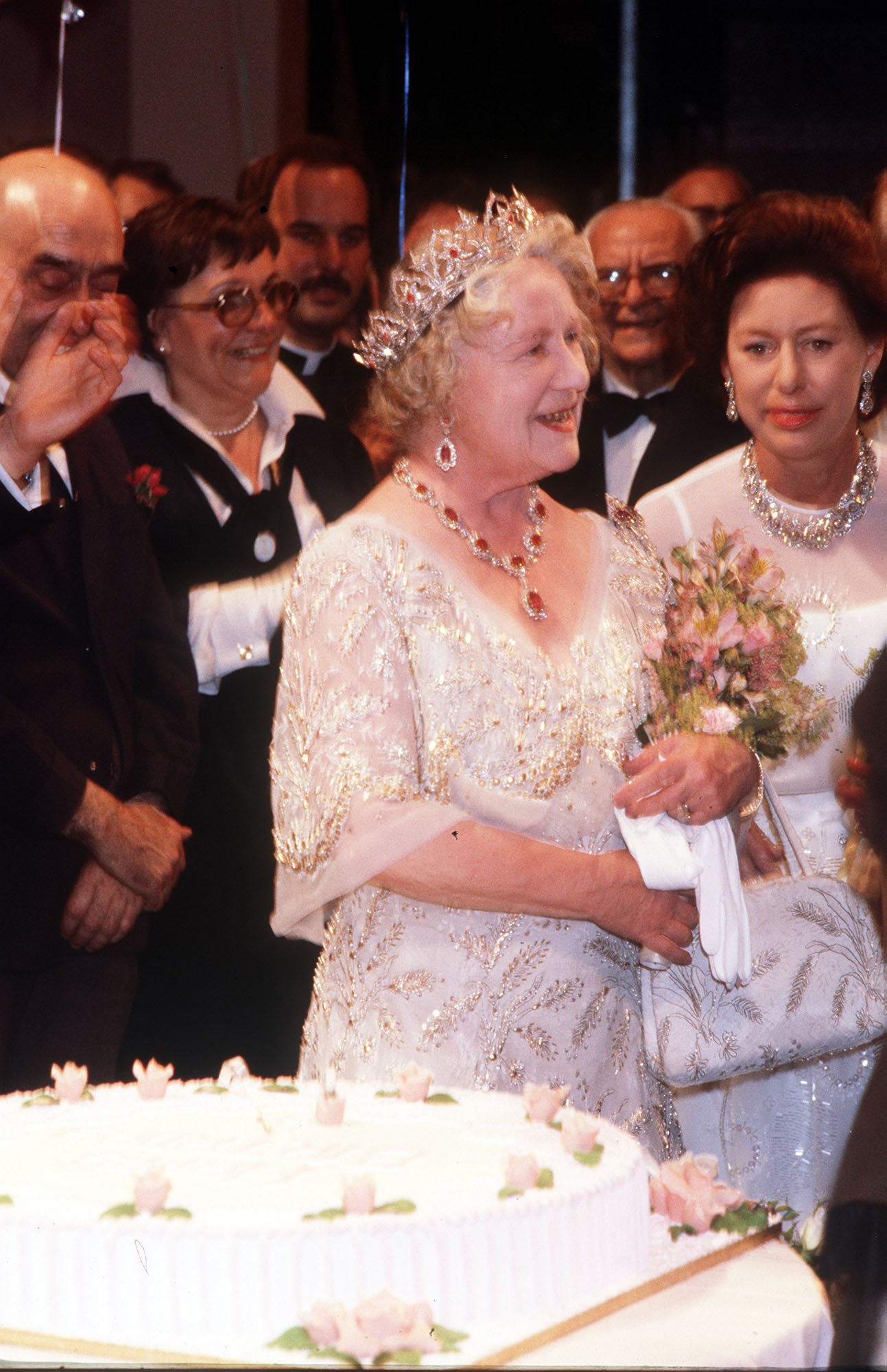 The Queen Mother and Princess Margaret at a cake-cutting ceremony on the Queen Mother's 80th Birthday at the Royal Opera House, Covent Garden on August 4, 1980 | Source: Getty Images