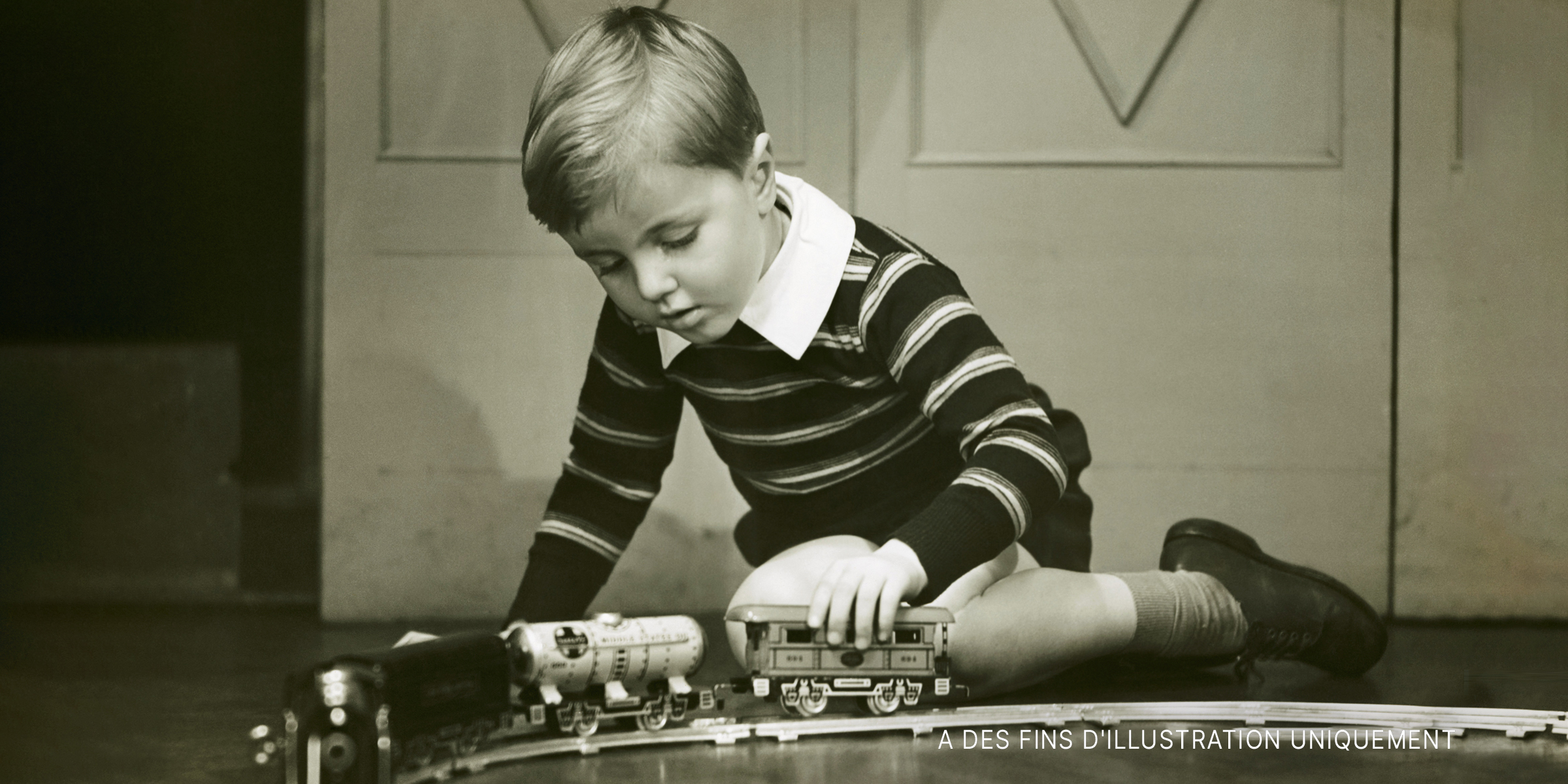 Un petit garçon jouant avec un train miniature | Source : Getty Images