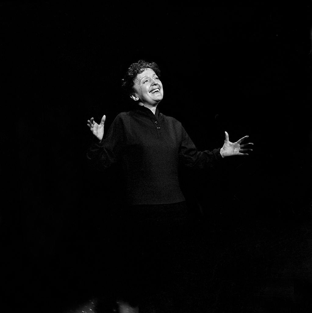 La chanteuse française de torche Edith Piaf se produit au Ed Sullivan Show le 22 février 1959 à New York. | Photo : Getty Images