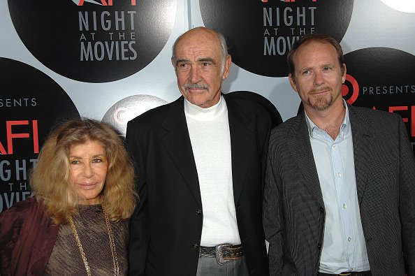 L'acteur Sean Connery, sa femme Micheline Roquebrune et son fils, l'acteur Jason Connery. |Photo : Getty Images